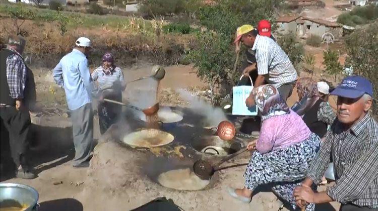 <p>7'den 70'e herkesin katılımıyla yapıma hazırlanan pekmez, zahmetli yolculuğunda tandır ateşindeki korla kıvam alıyor.</p>

<p> </p>
