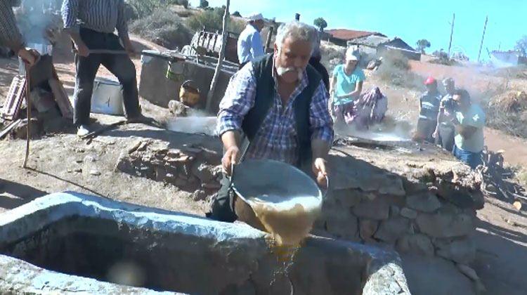 <p>Çocukluğundan itibaren tandırda pekmez kaynattığını dile getiren Çelik, bunun unutulmaması için önce çocuklarına sonra da torunlarına öğrettiğini söyledi.</p>

<p> </p>
