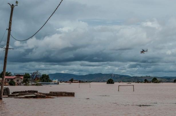 <p>Madagaskar’da şiddetli yağışların yol açtığı sel felaketinde 14 kişi yaşamını yitirdi. </p>

<p> </p>
