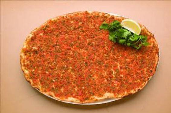 <p>Yağ ve kemik külünden lahmacun yapılıyor.</p>