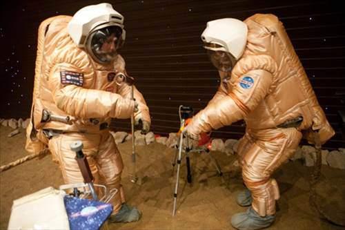 <p>Mars'ta çok düşük bir yerçekimi var. Bu durumun bile mönüyü etkilemesi bekleniyor. Mars'a gidildikten sonra gemideki malzemelerle astronotların kendi yemeklerin pişirmesi de seçenekler arasında yer alıyor. Ancak Mars'taki koşulların örneğin su kaynatmaya izin verip vermeyeceğinin bile test edilmesi gerekiyor.</p>