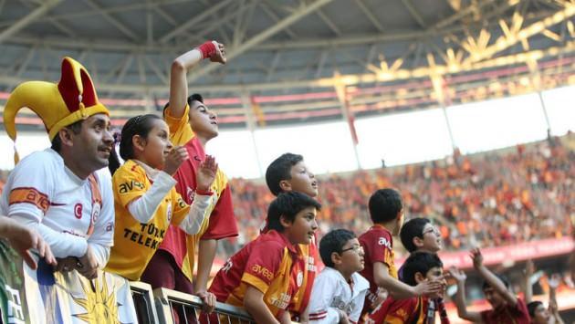 <p>Galatasaray Yaşadığımız Mutluluk Kelimelerle İfade Edilemezz ŞAMPİYONSUN GALATASARAYYY</p>