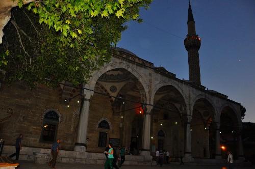 <p>Sultanahmet Camisi imam ve müezzinlerinden oluşan grup, Mevlid-i Şerif ve ilahiler okudu. Gecenin duasını ise Sultanahmet Camisi imamlarından İshak Kızılaslan yaptı.</p>