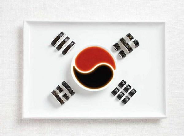 <p><strong>G&uuml;ney Kore bayrağı</strong></p>
<p>Kimbap, sos</p>
<p>&nbsp;</p>