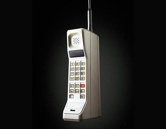 <p>1983 - Motorola DynaTAC 8000X Ağırlığına bakılırsa işte ilk gerçek mobil telefon. Fiyatı 1983'de 3,995 dolar olan bu alet paranın şimdiki değeri ile yaklaşık 9000 dolar ediyor.</p>

