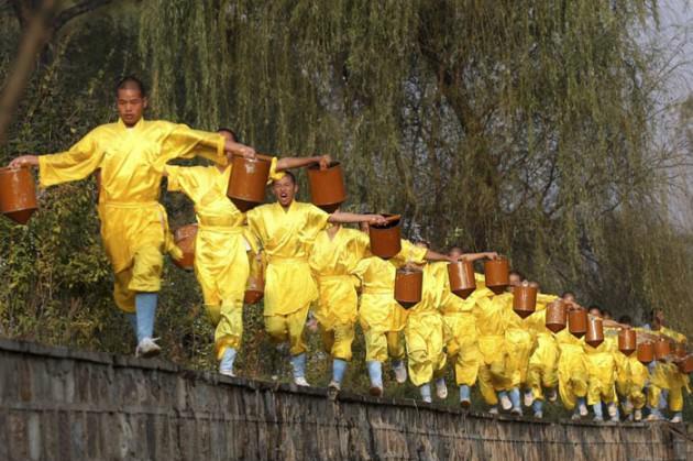 Çin'in Henan eyaletinde 92 futbol sahası büyüklüğündeki alanda kurulan Shaolin Tapınağı'nda verilen futbol eğitimi, ortaya son derece ilginç görüntüler çıkardı. Yüzden fazla dövüş savaşları okulunda 40 binden fazla Çinli ve yabancı öğrencisi bulunan Çin'in Kung Fu başkenti Shaolin Tapınağı'nda, öğrencilere verilen futbol eğitimi sırasında objektiflere birbirinden ilginç görüntüler yansıdı.