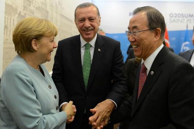 <p>Başbakan Erdoğan, sabah saatlerinde Birleşmiş Milletler Genel Sekreteri Ban Ki-mun ile g&ouml;r&uuml;şt&uuml;.&nbsp;Erdoğan, bu g&ouml;r&uuml;şmenin ardından Almanya Başbakanı Angela Merkel'le bir araya geldi.</p>