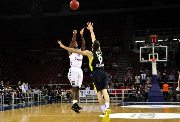THY Avrupa Ligi Top 16 turunun son ma&ccedil;ında Beşiktaş, Fenerbah&ccedil;e &Uuml;lker'i 80-73'l&uuml;k skorla mağlup etti.