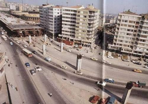 <p>Fotoğrafta Hali&ccedil; K&ouml;pr&uuml;s&uuml;'n&uuml; Boğazi&ccedil;i K&ouml;pr&uuml;s&uuml;'ne bağlayan Mecidik&ouml;y-Gayrettepe arasında 1974 yılındaki inşaat &ccedil;alışmaları g&ouml;r&uuml;l&uuml;yor.</p>
