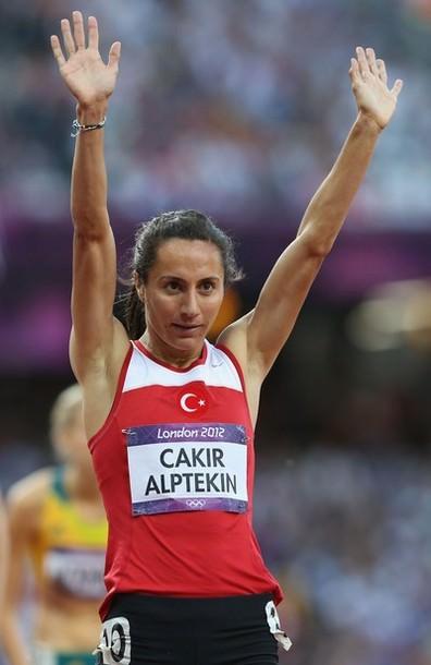 Londra Olimpiyatları'nda kadınlar 1500 metre finallerinde yarışan milli atletlerimiz Aslı Çakır Alptekin ve Gamze Bulut ilk iki sırayı alarak, altın ve gümüş madalyayı kazandılar..