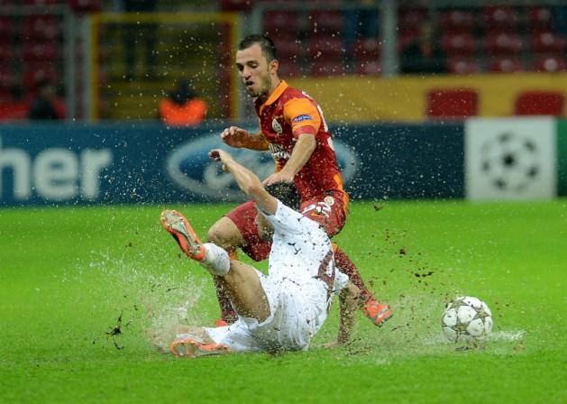 <p>Türk Telekom Arena'dan Braga 3 puan çıkarırken, Cluj da evine 1 puanla dönmeyi başardı. Cluj maçına damgasını vuran olay ise, yağan şiddetli yağmur ve bozulan zemindi. Öyle ki; saha adeta göle dönmüştü.</p>