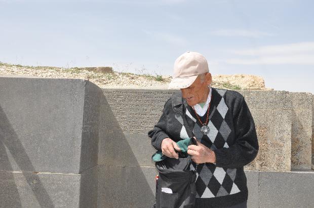 Bekçilik yaptığı yıllar boyunca boş durmak yerine aldığı kitaplarla Urartu dilini çözen, ayrıca turistlerle anlaşabilmek için dört ayrı yabancı dil de öğrenen Kuşman , yabancı ülkelerden araşırmacıların getirdiği Urartu yazıtlarını çeviriyor.