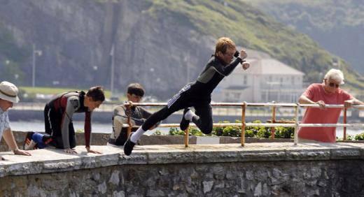 &ldquo;Tombstone&rdquo; İngilizcede &ldquo;mezar taşı&rdquo; anlamına geliyor. Tombstoning yapan gen&ccedil;ler metrelerce y&uuml;kseklikteki kıyılardan denizlere, g&ouml;llere ve nehirlere atlıyor. Ama&ccedil; suya dimdik ve ayaklar &ouml;nde girebilmek. 