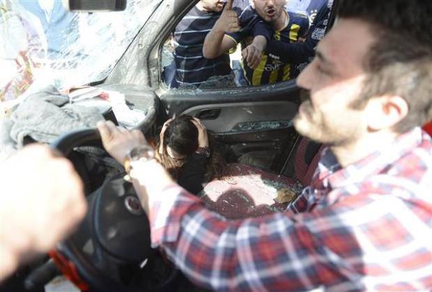 <p><span>Aracında Galatasaray atkısı bulunan bir çift, Fenerbahçelilerin arasında geçerken sarı lacivertliler aracı durdurup salladılar.</span></p>