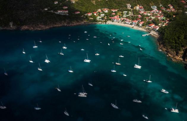 Saint - Berthelemy adası, 1950'li yılarda David Rockefeller ve diğer zenginlerin ada &uuml;zerinde kendilerine rezidanslar inşa ettirmeleri ile pop&uuml;ler olmaya başladı. 