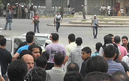 Şebbiha üyeleri geçen yıl mayıs ayında Şam'da düzenlenen bir operasyon sırasında güvenliği sağlarken görülüyor.