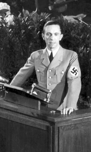 <p><strong>JOSEPH GOEBBELS</strong><br />Dr. Paul Joseph Goebbels (d. 29 Ekim 1897, Rheydt (Mönchengladbach) - ö. 1 Mayıs 1945, Berlin), 1933 ilâ 1945 yılları arasında Halkı Aydınlatma ve Propaganda Bakanlığı yapmış Alman politikacıdır. Adolf Hitler'in en yakın arkadaşlarından biri ve en sadık yandaşıydı. Kendisi coşkulu ve enerjik hitabet yeteneği, sert anti-semitik görüşleri ve kitlesel propagandanın Büyük Yalan olarak bilinen tekniğini kullanmadaki ustalığıyla bilinirdi. Hitler’in ölümün ardından yıkıma devam etmeleri için emirler bırakmış ve vasiyetnamesinde diğer NSDAP liderlerini görmezden gelerek Karl Dönitz'i Almanya Cumhurbaşkanı, Joseph Goebbels'i de Başbakan olarak göstermişti. Buna rağmen Joseph Goebbels ve eşi Magda Goebbels de 1 Mayıs 1945'de intihar etti.</p>