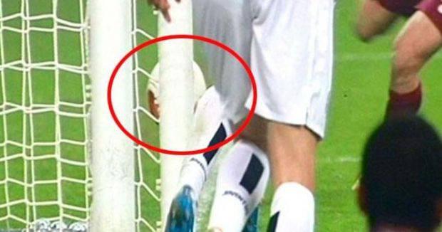 <p>&Uuml;nl&uuml; spor kanalı ESPN, &ldquo;Hakemler top &ccedil;izgiyi ge&ccedil;ti diyor ancak bakıldığında hi&ccedil; de &ouml;yle g&ouml;r&uuml;nm&uuml;yor&rdquo; yorumunu yaptı.</p>