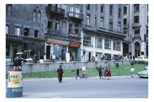 <p>Indiana Üniversitesi, Charles W. Cushman fotoğraf koleksiyonundan eski İstanbul fotoğrafları çıktı. Günümüze kıyasla daha tenha görülen İstanbul'un bu fotoğrafları 1965 yılında çekilmiş.</p>