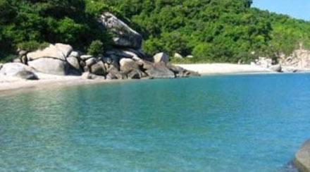 <p>PATARA Sunday Times tarafından d&uuml;nyanın en iyi plajı se&ccedil;ilmiştir. 15 kilometrelik uzunluğuyla Akdeniz&rsquo;in en uzun plajıdır. Tam bir doğa harikası olan Patara plajı, tarihi eserlerle &ccedil;evrilidir. Burada deniz oyuncakları ya da g&uuml;r&uuml;lt&uuml;l&uuml; mekanlar bulamazsınız. Fethiye yakınlarında, tam bir dinlenme ve b&uuml;y&uuml;lenme mekanıdır Patara</p>