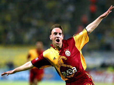 <p><strong>Franck Ribery (Galatasaray, 2004-05)</strong><br /><br />Franck Ribery, Metz'den Galatasaray'a transfer olduğunda aynı dönemde Fenerbahçe de Nikolas Anelka'yı transfer ettiği için "Anelka'nın bonusu" olarak anılıyordu. Ancak Ribery çabukluğu ve kanattaki etkinliği ile taraftarlarını büyülerken Anelka ilk sezonunda etkisiz kalmıştı. Sarı kırmızılı takım o sezon ligde büyük bir hayal kırıklığı yaşasa da Fenerbahçe ile oynanan Türkiye Kupası finalinde Ribery'nin önderliğinde 5-1'lik önemli bir zafere imza atılmıştı. Sezon sonunda ise Ribery, alacaklarını vaktinde alamadığını iddia ederek bedelsiz olarak marsilya'ya transfer olmuş ve Türkiye macerasını noktalamıştı. </p>