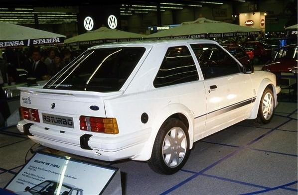 <p>İlk kez 1984 Paris Otomobil Fuarı'nda sergilenen Ford Escort RS Turbo 100 yılı aşkın bir sure önce kurulan Paris Otomobil Fuarı, ya da orijinal ismiyle Mondial de L’Automobile, araç üreticilerinin ve eserlerinin yer aldığı halka açık ilk buluşmaydı.</p>