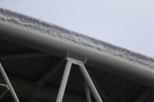 <p>Ancak en b&uuml;y&uuml;k problem zemin değil, &ccedil;atıda biriken ve zemine d&uuml;şen karlar... &Ccedil;atıda biriken karlar, kayarak zemine d&uuml;ş&uuml;yor, bu da b&uuml;y&uuml;k risk oluşturuyor..</p>