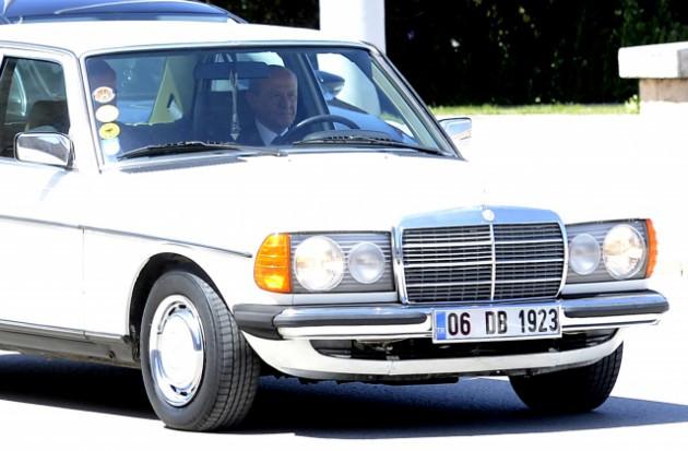 <p>MHP Genel Başkanı Bahçeli Meclis'e klasik bir otomobil ile geldi.</p>