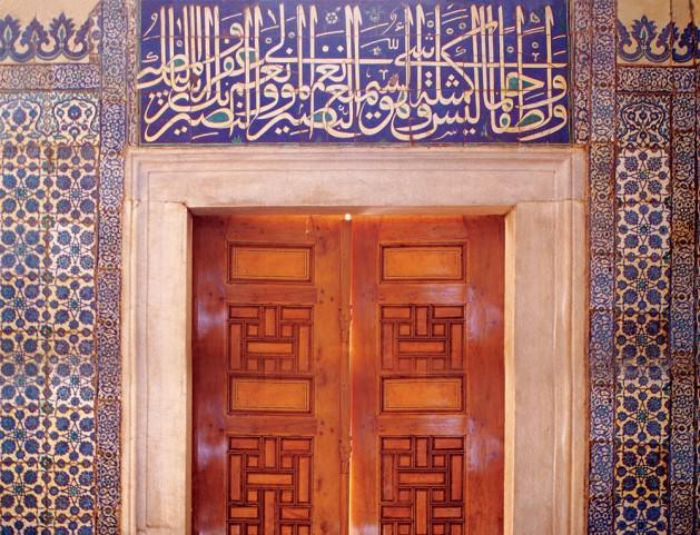 <p><span class="Normal__Char" style="font-family: 'Traditional Naskh','Arial'; font-size: 11pt; text-decoration: none;" dir="RTL">لِكَيْلا تَأْسَوْا عَلَى مَا فَاتَكُمْ وَلا تَفْرَحُوا بِمَا</span><span class="Normal__Char" style="font-family: 'Traditional Naskh','Arial'; font-size: 11pt;" dir="RTL"> آتَاكُمْ</span></p>
<p class="Normal" style="margin-top: 3pt; margin-bottom: 3pt; margin-right: 0pt; text-align: center; line-height: 16pt;"><span class="Normal__Char" style="font-family: 'Segoe UI','Arial'; font-size: 11pt; font-style: italic; text-decoration: none;">“</span><span class="Normal__Char" style="font-family: 'Segoe UI','Arial'; font-size: 9pt; font-style: italic;">(Bu gerçeği)</span><span class="Normal__Char" style="font-family: 'Segoe UI','Arial'; font-size: 11pt; font-style: italic;"> sırf, kaçırdığınız şeyler için kendinizi yiyip bitirmeyesiniz ve, size kendisinin verdiği şeylerle şımarmayasınız diye </span><span class="Normal__Char" style="font-family: 'Segoe UI','Arial'; font-size: 9pt; font-style: italic;">(hatırlatıyoruz)</span><span class="Normal__Char" style="font-family: 'Segoe UI','Arial'; font-size: 11pt; font-style: italic;">.”</span><span class="Normal__Char" style="font-family: 'Segoe UI','Arial'; font-size: 9pt;">(Hadîd 57/23)</span></p>