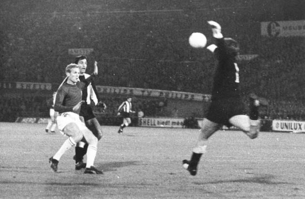 <p>1966 yılında Ajax'la karşılaşan siyah-beyazlı takımın kalesini NecmikKoruyordu.</p>
