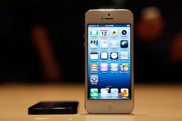 <p><strong>Dış görünüş</strong> <br />iPhone 6 ile ilgili dedikolardan biri, telefonun dış görünüşünün iPhone 5 - 5S modellerinden farklı olacağı yönünde.</p>