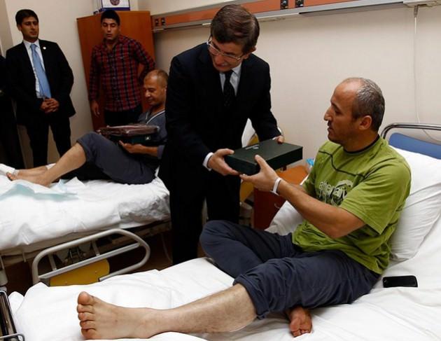 Bakan Davutoğlu, yaralı polis memurlarına Kuran-ı Kerim ve T&uuml;rk Bayrağı hediye etti. 