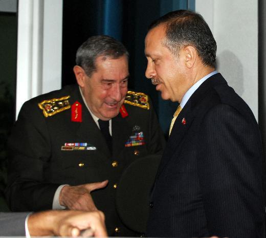 'SIR VAR, AZ SIR VAR' - (MHP İstanbul Milletvekili Atila Kaya'nın, “Genelkurmay Başkanı olarak Türkiye Cumhuriyeti Başbakanıyla görüşüyorsunuz. Bunu kişisel bir sırmış gibi saklamaya hakkınız var mı?” sorusuna) Sır var, az sır var. Şimdi, Başbakan'la Genelkurmay Başkanı yaptığı her görüşmeyi kamuoyuyla paylaşmak zorunda değil.