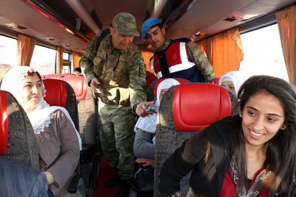 Karakolda askerlerin kaselere koyduğu aşureleri komutanlar vatandaşlara dağıtırken, vatandaşlar memnuniyetlerini ifade etti.