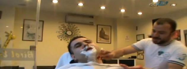   Sakal tıraşı i&ccedil;in koltuğa oturan &Ouml;zsoy 'u hazırlayan Birol &Ccedil;ayan, m&uuml;şterisinin y&uuml;z&uuml;n&uuml; sabunladı.