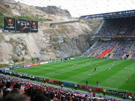 <p>Portekiz; Braga Stadyumu Portekiz'in en pahalı stadyumlarından biri. Dev kayaların oyulmasıyla inşa edilen stat için oldukça yüklü bir para harcandı.</p>
