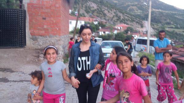 Bing&ouml;l&rsquo;&uuml;n organizasyonuyla Soma&rsquo;ya giden ekipte Bing&ouml;l&rsquo;&uuml;n yanı sıra Edip Akbayram, Onur Akın, Halil Sezai, &Ouml;yk&uuml; G&uuml;rman, Pelin Batu ve Gonca Vuslateri vardı.