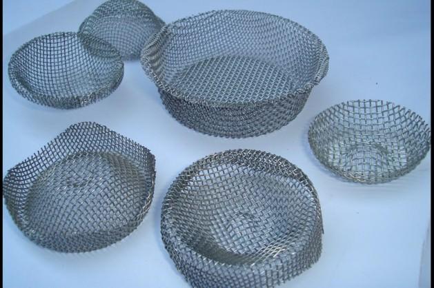 <p>Pratik s&uuml;zge&ccedil;: Piknikte s&uuml;zge&ccedil; kullanmak gerektiğinde al&uuml;minyum piknik tabağından pratik bir s&uuml;zge&ccedil; yapabilirsiniz. Kabın tabanını &ccedil;atalla s&uuml;zge&ccedil; gibi delin. Hepsi bu.</p>