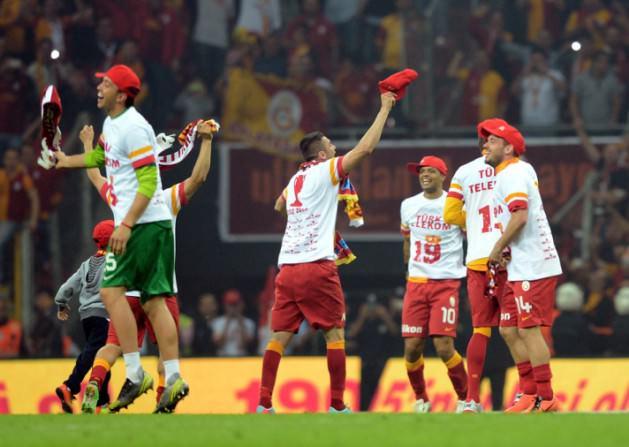 VOETBAL (HOLLANDA) *SNEIJDER GALATASARAY'LA İLK ŞAMPİYONLUĞUNU KAZANDI
