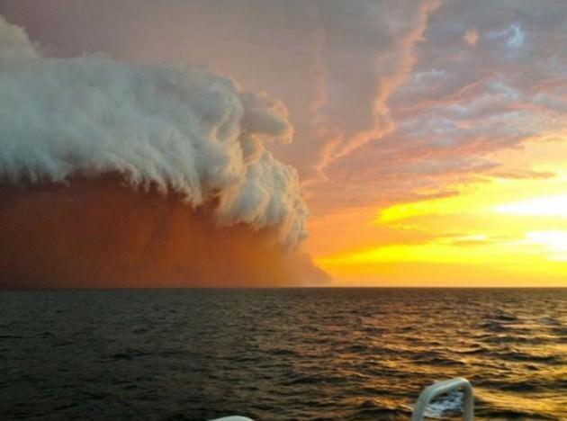 Hint Okyanusu'ndan Avustralya'nın Onslow kentine sert rüzgarla taşınan kumlar, kızıl bir duvar gibi gökyüzünü kapladı.