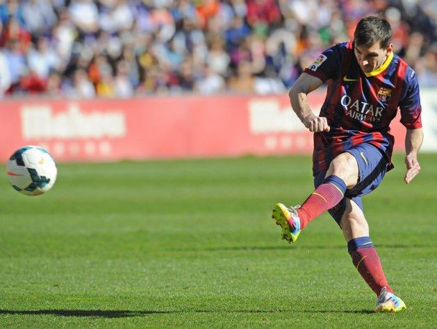 <p>Ge&ccedil;en yılın ikincisi Messi ise servetini 134 milyon Euro'dan 146 milyon Euro'ya y&uuml;kseltirken, ikinciliğini korudu ancak bu kez Ronaldo'nun gerisinde kaldı.</p>
<p>Ge&ccedil;tiğimiz yıl CR7 markasıyla i&ccedil; &ccedil;amaşırı &uuml;retmeye başlayan ve Portekiz'de aynı isimle bir giyim mağazası da bulunan Ronaldo'nun otomobil koleksiyonunda Lamborghini Aventador ve Bugatti Veyron da yer alıyor. &Uuml;lkesi Arjantin'de &ccedil;ok sayıda gayrimenkul&uuml; bulunan Messi ise Ferrari F430 Spider ve Audi R8 kullanıyor.</p>