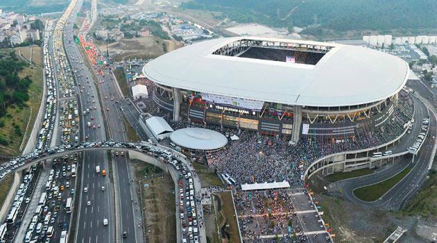 <p>Arena, futbol maçlarının yanı sıra dünya starlarının konser verdiği alan olarak da biliniyor.</p>