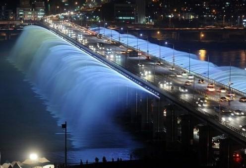 <p>Dünyanın her yerinden çok ilginç yerlere ait fotoğraflar... Güney Kore’deki Banpo Köprüsü</p>