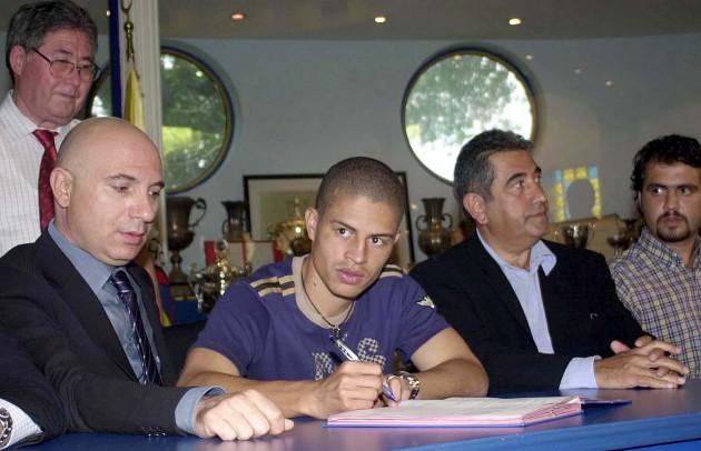 2003-2004 sezonunun şampiyon tamamlayan sarı lacivertliler, bir sonraki sezona da Cristoph Daum ile başladı. Brazilya'nın Cruzeiro takımından transfer edilen Alex De Souza ve sezon ortasında takıma katılan Fransız golcü Nicolas Anelka ile kadrosuna güç kattı.