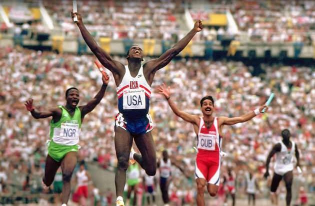    CARL LEWIS   8 Ağustos 1992   Amerikalı atlet Carl Lewis, Olimpiyatlar'da 4x100 metre bayrak yarışında son yarışmacı olarak 8.85 saniye koşunca takımının dünya rekoru kırmasını sağlamıştı.
