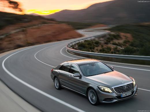 <p>Mercedes: 7 yeni model Mercedes-Benz Türk 2013 yılında 7 yeni modeli piyasaya sürecek. GL-Serisi ilk çeyrekte, CLA- Serisi Mayıs’ta, segmentinde bir kült olan yeni E-Sedan Mayıs’ta satışa sunulurken yeni E-Coupe Ağustos ayında, S-Serisi üçüncü çeyrekte, B 180 CDI otomatik ile A 180 CDI otomatik yılın son çeyreğinde müşterilerle buluşacak.</p>