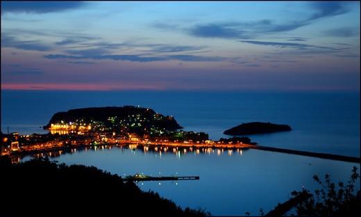 Doğayla iç içe bir kasaba: Karadeniz'in şirin kasabalarindan olan Amasra, sakin bir tatil isteyenler için ideal bir mekan. Doğal güzelliklerinin yanı sıra, kalesi, müzesi ve Cenova şatosuyla tarihi bir tur da yapabilirsiniz