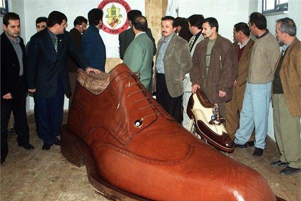 <p id="summary">Konya'da ayakkabı ustası Zahit Okurlar tarafından imal edilen 455 numara ayakkabı, dünyanın en büyük ayakkabısı olarak Guinness Rekorlar Kitabı'na girdi.</p>