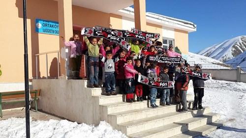 <p>Beşiktaş'ın taraftar grubu &Ccedil;arşı'nın sosyal sorumluluk projesi kapsamında g&ouml;nderdiği;giyim ve kırtasiye malzemeleri, Van'ın G&uuml;rpınar İl&ccedil;esi'ne bağlı Ortak&ouml;y İlk&ouml;ğretim Okulu'ndaki &ouml;ğrencileri sevindirdi.</p>