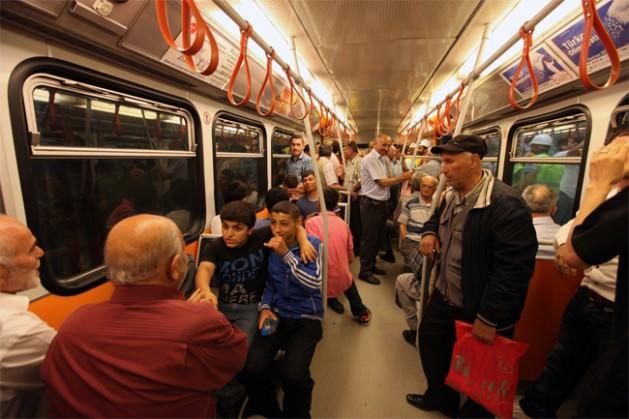 <p>Metroyu ilk 3 saatte tam 27 bin 600 kişi kullandı. Öte yandan, İstanbul Büyükşehir Belediye Meclisi, Otogar-Bağcılar-Başakşehir-Olimpiyatköy Metrosu'nun 1 Kasım 2013 tarihine kadar yüzde 50 indirimle yolcu taşımasını oybirliğiyle kabul etti.</p>